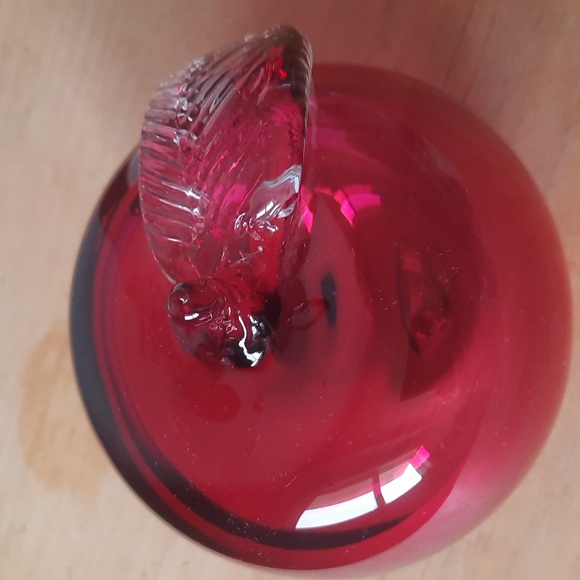 Rosi cranberry glass apple with crystal stem and leaf paperweight - Picture 4 of 5